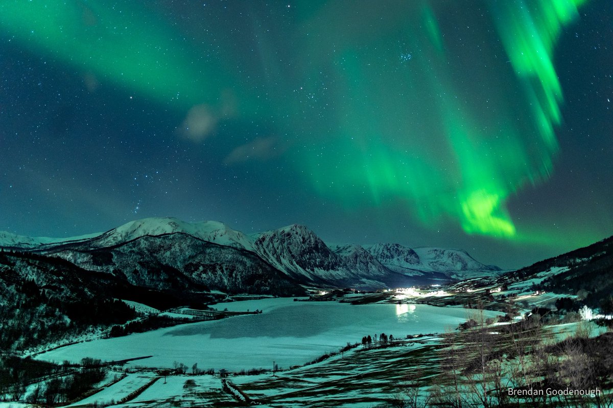 Nice to finally have some stable cold weather aligning with strong northern lights again! #norway