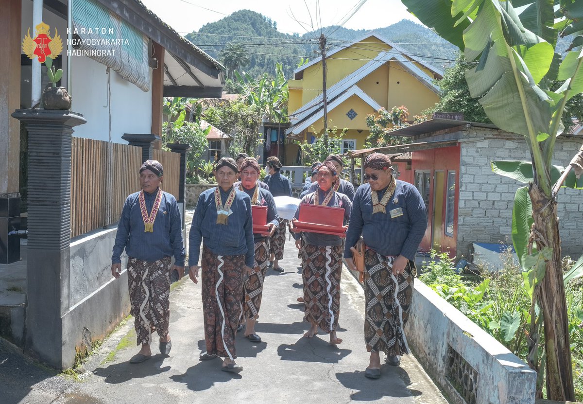 kratonjogja's tweet photo. Sementara itu dari Labuhan #Lawu KRT Rinta Iswara sebagai Utusan Dalem, menyerahkan ubarampe Labuhan kepada Juru kunci dan Pemerintah Kabupaten Karanganyar di Rumah Juru Kunci Lawu.
#Labuhan
#KratonJogja https://t.co/mfsxC7n79i