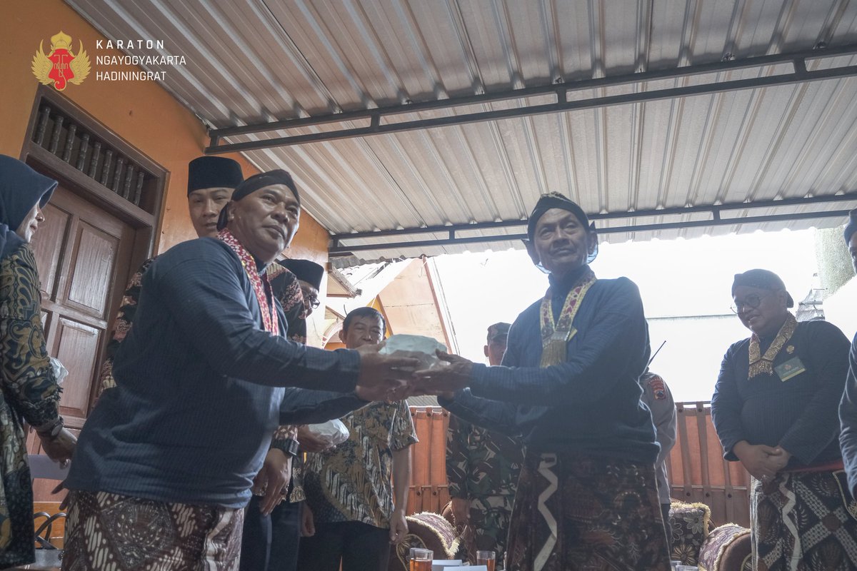 kratonjogja's tweet photo. Sementara itu dari Labuhan #Lawu KRT Rinta Iswara sebagai Utusan Dalem, menyerahkan ubarampe Labuhan kepada Juru kunci dan Pemerintah Kabupaten Karanganyar di Rumah Juru Kunci Lawu.
#Labuhan
#KratonJogja https://t.co/mfsxC7n79i