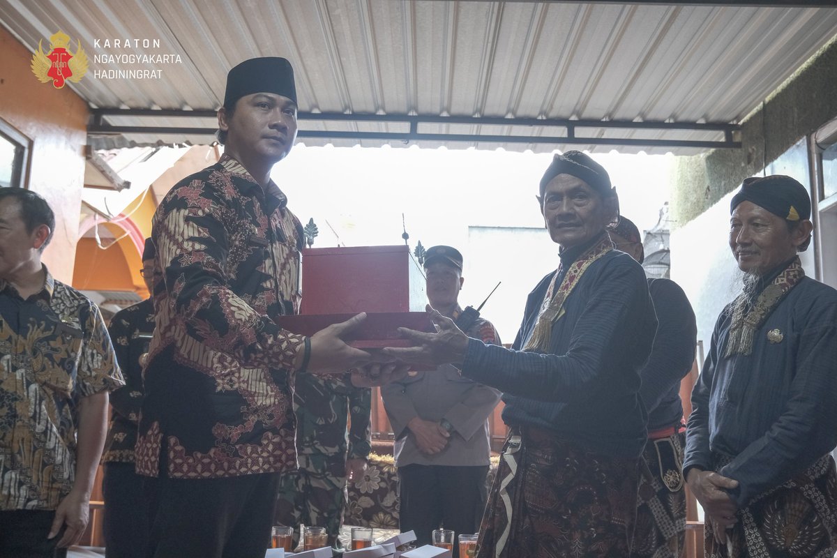 kratonjogja's tweet photo. Sementara itu dari Labuhan #Lawu KRT Rinta Iswara sebagai Utusan Dalem, menyerahkan ubarampe Labuhan kepada Juru kunci dan Pemerintah Kabupaten Karanganyar di Rumah Juru Kunci Lawu.
#Labuhan
#KratonJogja https://t.co/mfsxC7n79i