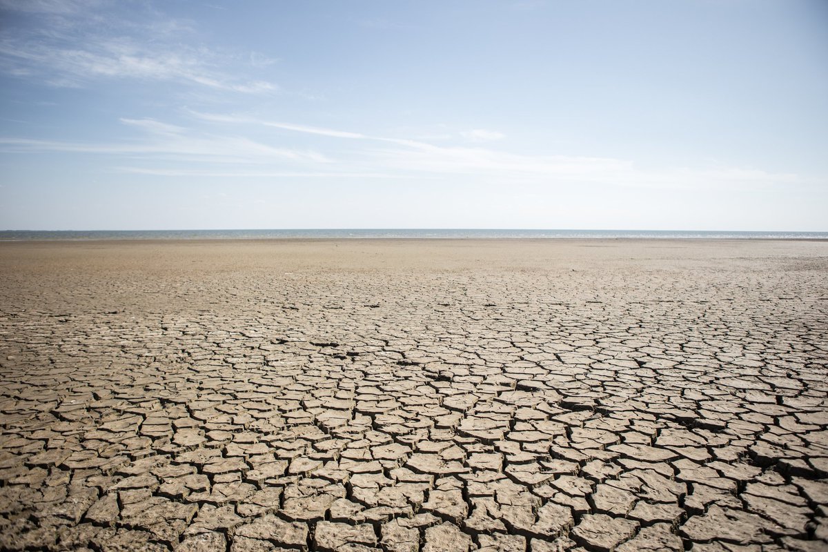 CCReassurance's tweet photo. 🔥 L’état de sécheresse en 2022 est un nouveau signe de l’influence du #DérèglementClimatique sur la hausse des catastrophes naturelles.

Cela pose un défi majeur pour le régime #CatNat et pour son équilibre financier. https://t.co/65oFrLidhA