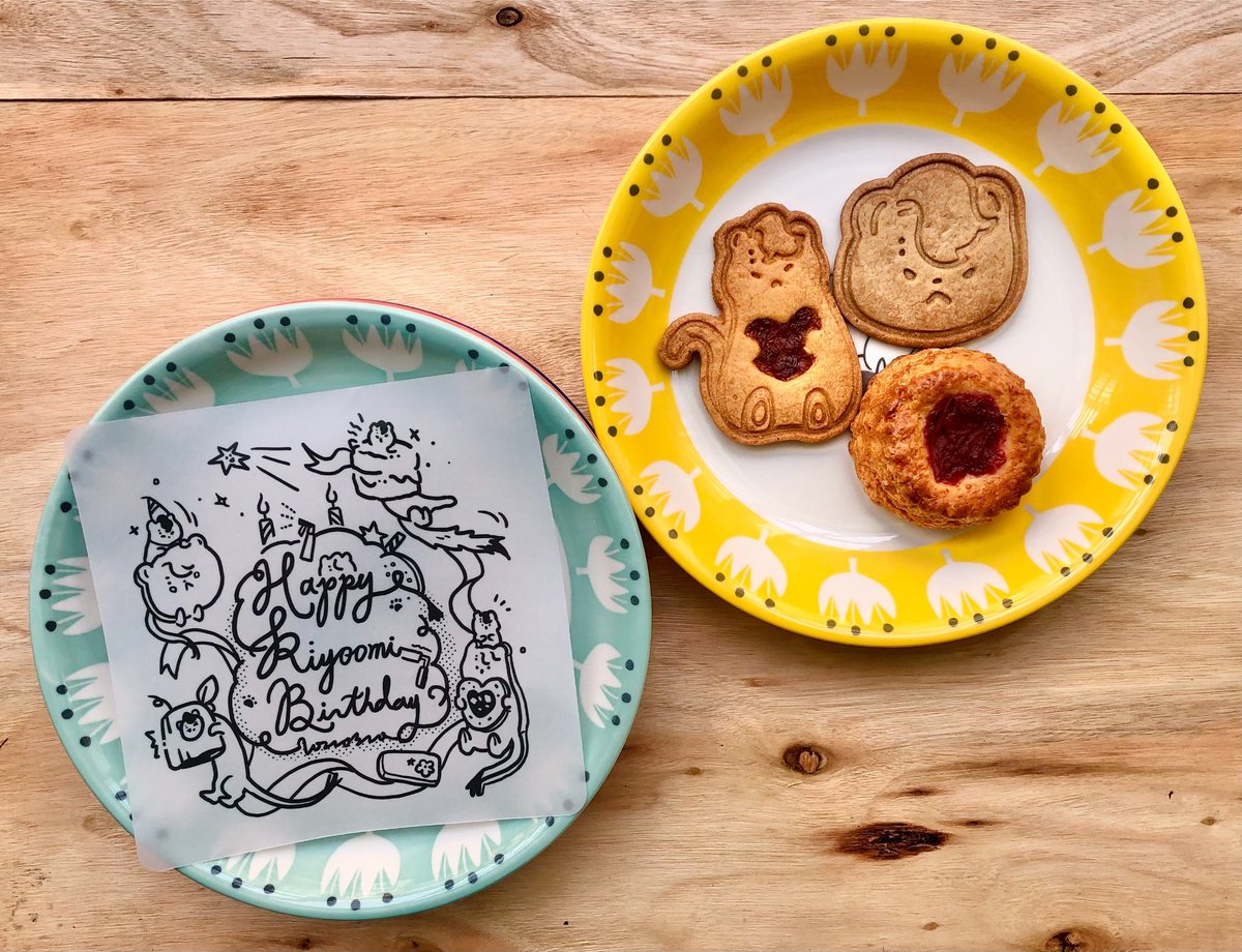 asta_astawu's tweet photo. Inky illustration on packaging paper and cookie molds I designed for a friend in a fan event last year🍪
Put them in my fav Moomins plates
#illustration #branddesign #graphicdesign #packagingdesig #cookie https://t.co/dj95JvKfeR