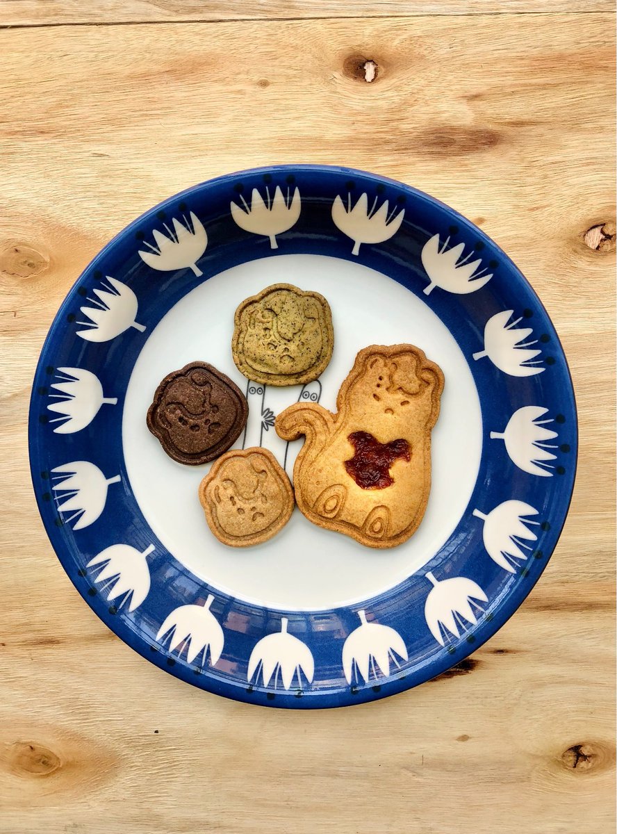 asta_astawu's tweet photo. Inky illustration on packaging paper and cookie molds I designed for a friend in a fan event last year🍪
Put them in my fav Moomins plates
#illustration #branddesign #graphicdesign #packagingdesig #cookie https://t.co/dj95JvKfeR