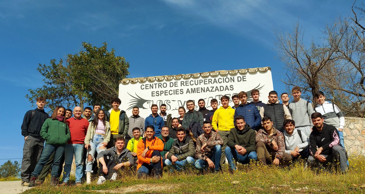 IESAljanadic's tweet photo. Hoy tocaba visitar el Centro de Recuperación de Especies Amenazas (CREA) de Los Villares. Los alumn@s de 2° curso de Aprovechamiento y Conservación del Medio Natural y 2° de Gestión Forestal y del Medio Natural han conocido el funcionamiento de estos Centros. https://t.co/5ipPLkCI4C