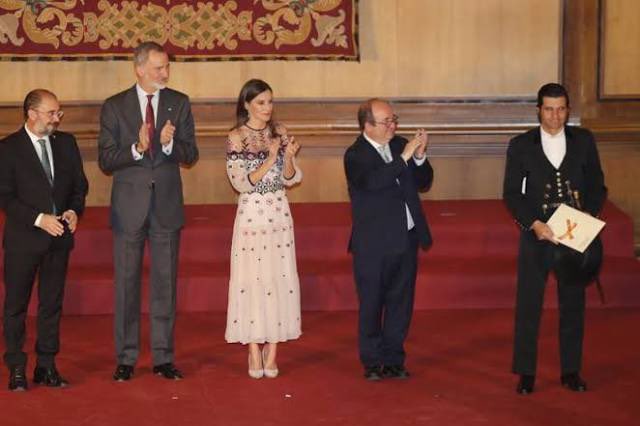 El premio Nacional de Tauromaquia, dotado con 30.000 euros, fue concedido a Morante por «la singular personalidad creativa de un artista que recrea y renueva el toreo clásico para el público actual». Los 30.000 los ha donado a la Casa de la Misericordia.