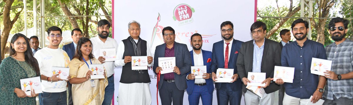 ashokgehlot51's tweet photo. इस अवसर पर विजेता प्रतिभागियों के चित्रों को शामिल कर तैयार किए गए कैलेण्डर का विमोचन भी किया। इस दौरान 94.3 माय एफएम के स्टेशन हैड श्री प्रियंक बुरावड़, आरजे कार्तिक, आरजे छवि तथा आरजे ईशान सहित अन्य प्रतिनिधि उपस्थित रहे। https://t.co/1jV0u41H4d