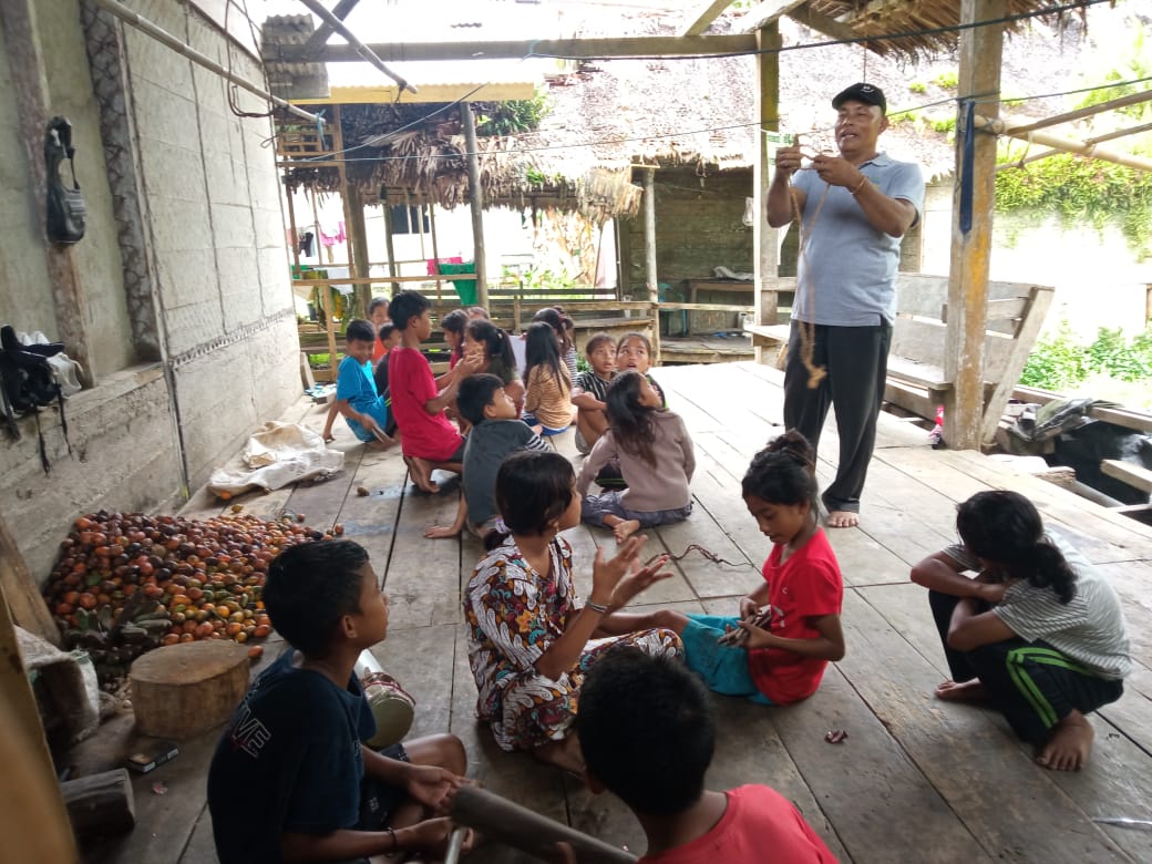 IEFprograms's tweet photo. This week, cultural hub teachers explain the process of making traditional arrows, including the poison made from natural plant resources. The Bukbuk Simaeru' students are very enthusiastic to learn about our culture and traditions, and its sustainability. @SUKUMENTAWAI 🍃💚🙌 https://t.co/j5ALTWjQmt