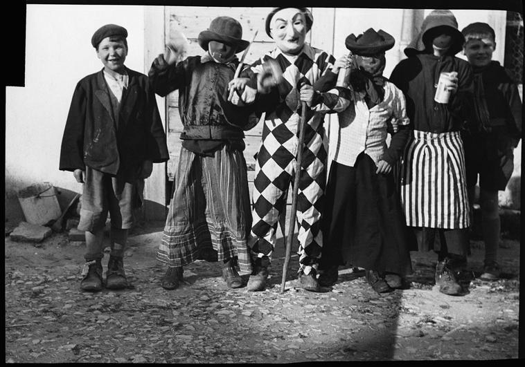 [Mardi Gras] Cette fête païenne et chrétienne à la fois, ancrée depuis longtemps dans les traditions françaises, est l'occasion de se déguiser et de manger des beignets ! Profitez-en !

🖼 Des enfants déguisés font la quête à Romenay, Saone et Loire, photographe M. Manziat, 1943