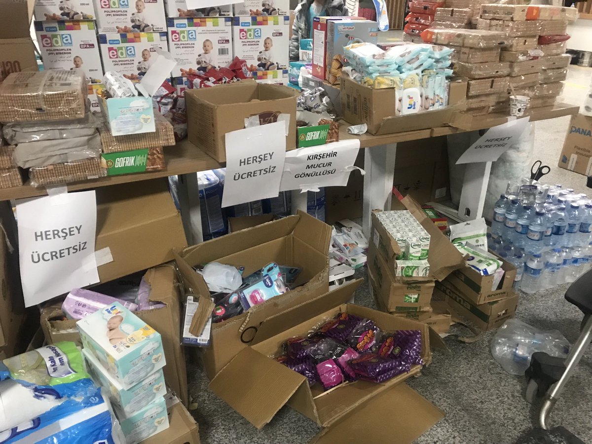 Maraş Necip Fazıl Şehir Hastanesi’nde kantinci 1 bardak çayı 5 lira yapınca Kırşehir’den bir gönüllü “Herşey Ücretsiz” kantinini kurdu. Kantincinin ve çevresinin baskısına rağmen 3 gündür faaliyette, eczanede ilaçlar da ücretsiz. #NecipFazılKomünü