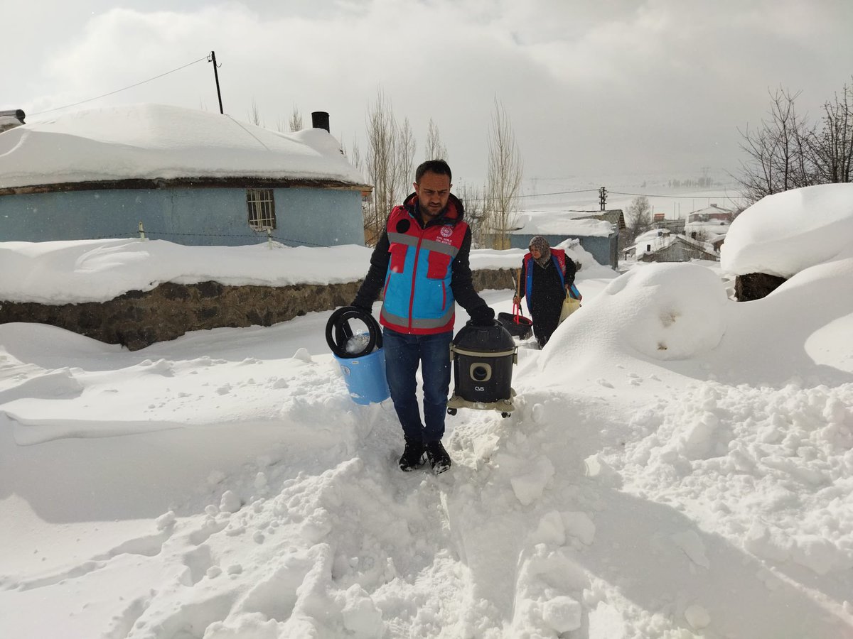 KarliovaD's tweet photo. Vefa personellerimiz,her zaman her yerde her koşulda Yaşlı ve Engelli vatandaşlarımızın ihtiyaçlarını aksatmadan yerine getirmeye devam ediyor. #millivefa #ulusalvefa @tcailesosyal @bingolvaliligi @karliovakaymakm @ashb_sygm @mehmetdem_25 @ozgurdegirmenc https://t.co/XLYHuIA8Vg