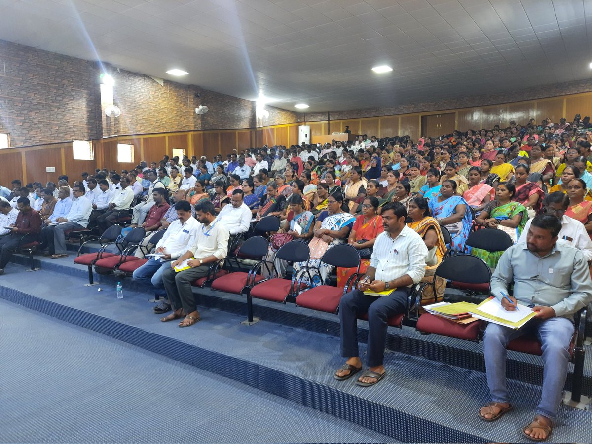 nregashirhatt's tweet photo. ಪ್ರತಿಯೊಬ್ಬರ ಒಂದು ಮತದಾನವೂ ಒಂದು ದೊಡ್ಡ ಪ್ರಜಾ ಶಕ್ತಿ.
ಗದಗ ವಿಧಾನಸಭಾ ಮತ ಕ್ಷೇತ್ರದ ಸೆಕ್ಟರ್ ಅಧಿಕಾರಿಗಳು, ಪಿ ಡಿ ಓ ರವರು, ಬಿ.ಎಲ್.ಓ ಮೇಲ್ವಿಚಾರಕರು ಹಾಗೂ ಬಿ.ಎಲ್.ಓ ಗಳಿಗೆ ಸ್ವೀಪ್ ಸಮಿತಿಯಿಂದ ವಿದ್ಯುನ್ಮಾನ ಮತಯಂತ್ರ ಮತ್ತು V V PAT ಬಳಕೆಯ ಪ್ರಾತ್ಯಕ್ಷಿಕೆ,
@ECISVEEP
@deo_elngdg
@ZP_Gadag https://t.co/axg52UBc1m