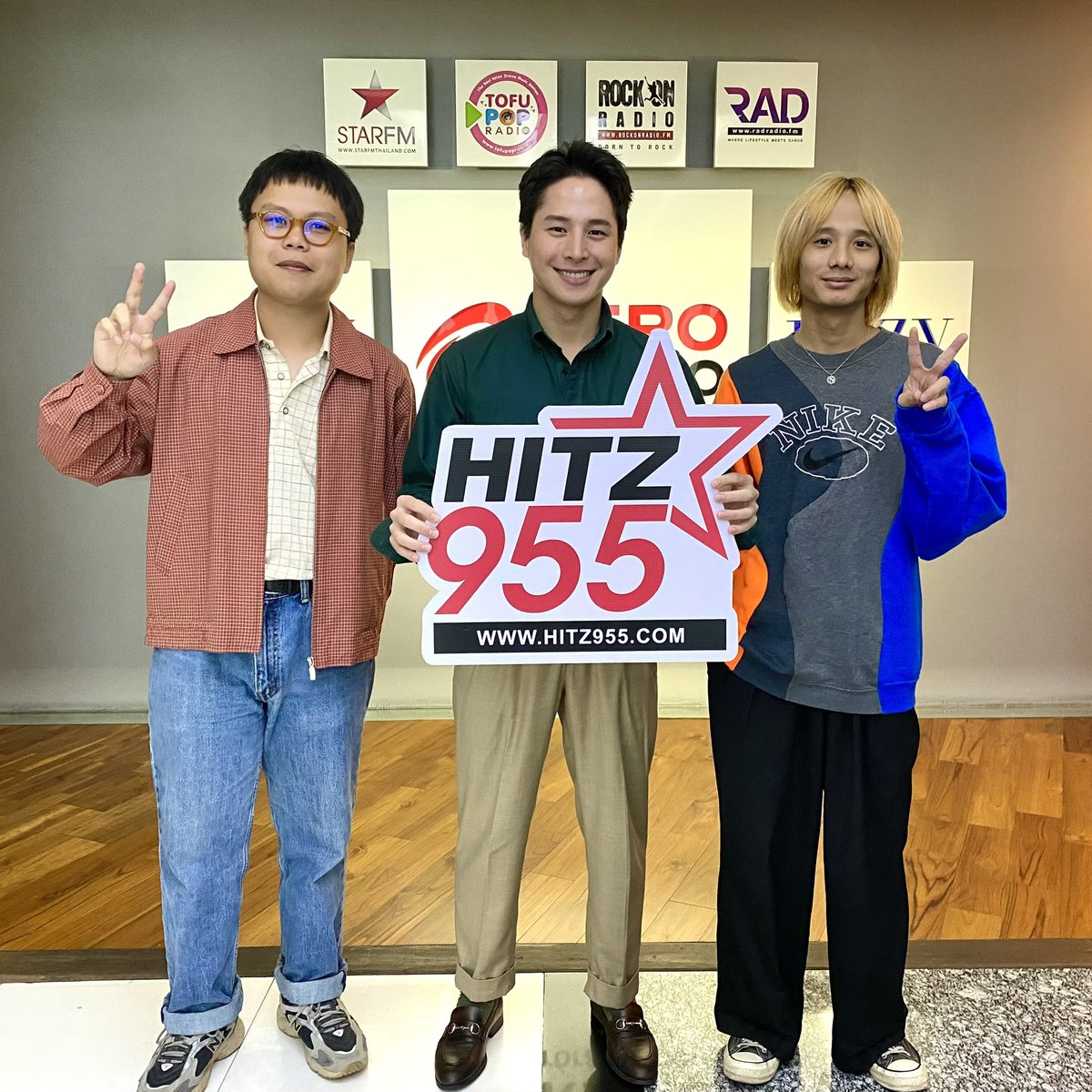 #HITZTODAY วันนี้!
วง “Sherry” แวะมาทักทายชาวฮิตซ์ และดีเจวี
พร้อมฝากเพลงใหม่ล่าสุด
“เธอไม่ได้สอนให้ฉันอยู่คนเดียว” ให้ไปลองฟังกัน 
.
แล้วรีเควสเพลงนี้กันมาเยอะๆที่ #HITZ955 
คลิกเลย bit.ly/3mJwxMX

#เธอไม่ได้สอนให้ฉันอยู่คนเดียว #sherryband #SPICYDISC