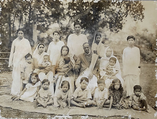 Indianmemory's tweet photo. #NEWPOST "If you sign any police papers for an early release, do not come back to this house!" 
A Family of Freedom Fighters https://t.co/sOS96Pp61Q https://t.co/9Vlen1QUWR