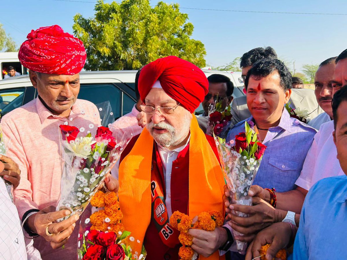 Deeply touched by the energetic &amp; warm welcome by people, party Karyakartas, functionaries &amp; leaders of Barmer led by my colleague Sh <a href="/KailashBaytu/">Kailash Choudhary</a> Ji for their love &amp; affection on my way from Jodhpur to Barmer today.

<a href="/JPNadda/">Jagat Prakash Nadda</a> <a href="/gssjodhpur/">Gajendra Singh Shekhawat</a> 
<a href="/BJP4Rajasthan/">BJP Rajasthan</a> <a href="/DrSatishPoonia/">Satish Poonia</a>