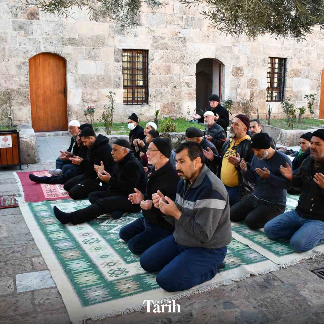 📌Sokollu Mehmed Paşa Külliyesi Hatay'da depremzedeleri ağırlıyor.

👉Payas’ta 16. yüzyılın ikinci yarısında inşa edilen külliye, hac ve İpek Yolu kervanlarının kesiştiği noktada yer alır. 

👉 Sokollu Mehmed Paşa tarafından Mimar Sinan'a yaptırıldı (1574).