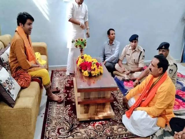 मध्य प्रदेश के गृहमंत्री <a href="/drnarottammisra/">Dr Narottam Mishra</a> पुलिस अफ़सरों के साथ बागेश्वर बाबा के पैर पर बैठते हैं। समझ लीजिए कि पीड़ित परिवार पर कितना दबाव है। <a href="/NCSC_GoI/">National Commission for Scheduled Castes</a> को तत्काल हस्तक्षेप करना चाहिए। पीड़ित परिवार को सुरक्षा दी जाए। तमंचा ज़ब्त करने के लिए छापा मारा जाए। <a href="/ChouhanShivraj/">Shivraj Singh Chouhan</a>