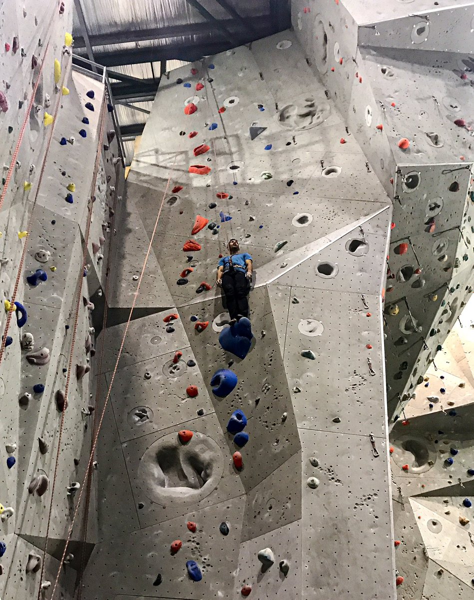 azreenyunus10's tweet photo. I think, my last climbing stuff was 8 months ago after my final trip climbing, The Dragon’s Horns. Aku rasa kena climb balik nanti. #camp5 https://t.co/JQbJTKkJO7