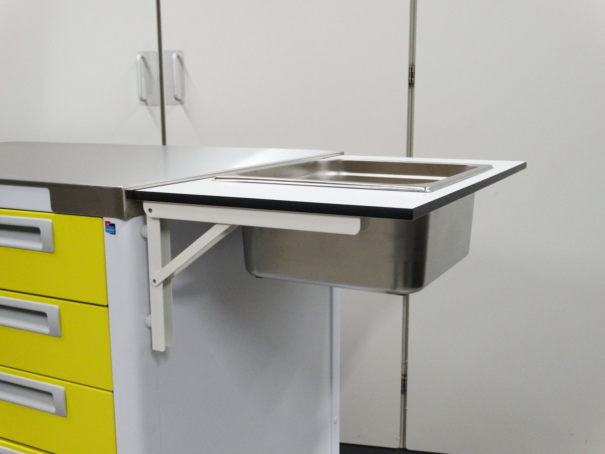 allmodul's tweet photo. #Medisch modulaire 600x400 mm ladewagen opgetuigd als #gipskar. Met #RVS werkblad en RVS spoelbak verwerkt in volkern werkblad. Fraai afgewerkt met gele ladefronten. #logistiek #gipskamer #ziekenhuis #RAL 🟨🏥👩‍⚕️ https://t.co/szFd7oGBVO