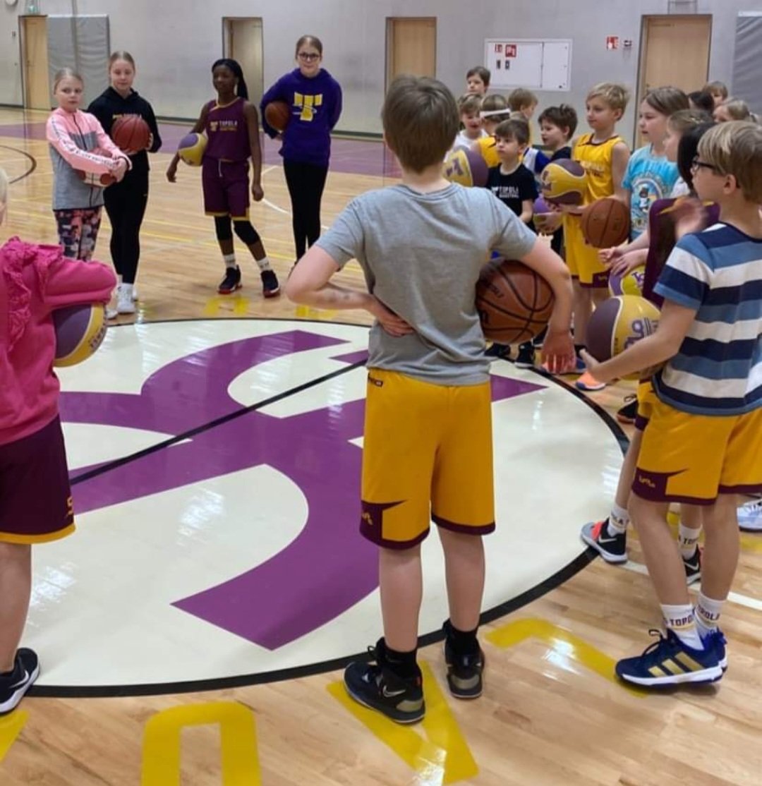 Leirin toinen päivä alkamassa. #KorisOnKivaa #Lauttasaari #basketball <a href="/leikastoni/">leikas toni </a>