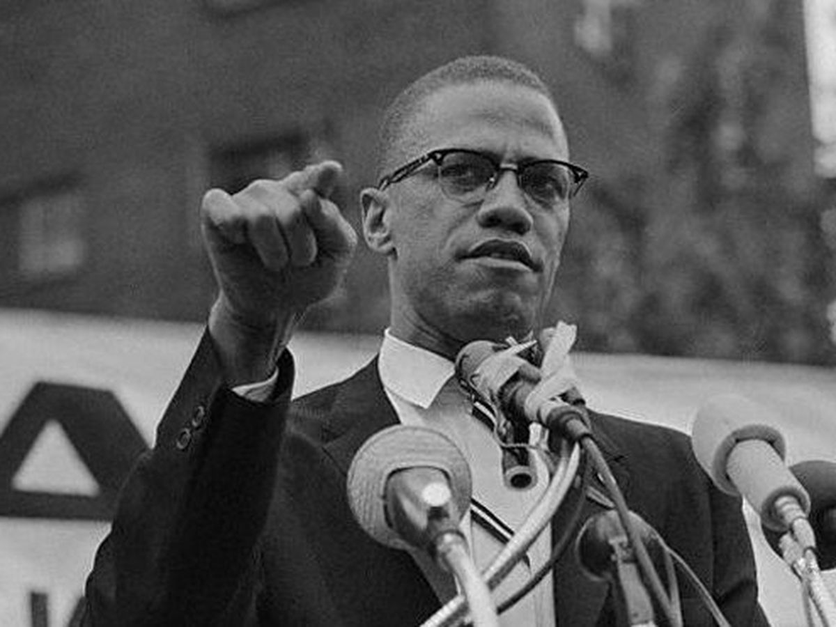 benbabunga's tweet photo. CE JOUR-LA... 21 février 1965, Malcolm X, militant afro-américain, est assassiné par des rivaux, pendant un discours à Harlem (New York). Icônes improbable des années 60, Malcolm X continue d’inspirer, jusqu'à ce jour, des mouvements militants comme le "Black Live Matters". https://t.co/7CXCpjGzPF