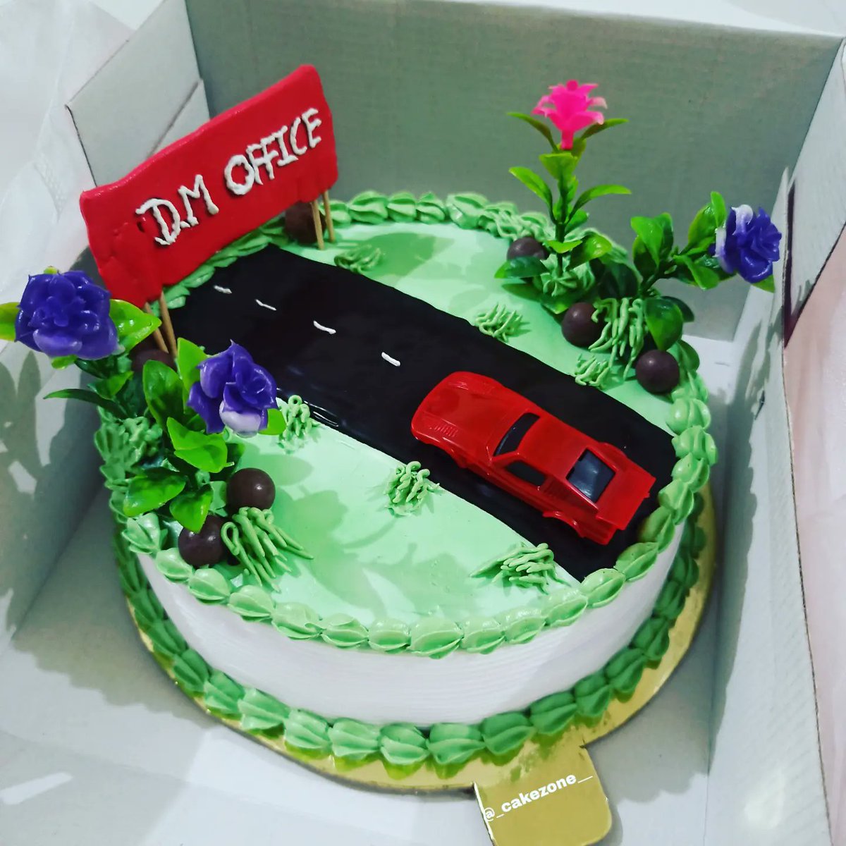 cakezone__'s tweet photo. 💯%Eggless👍
Highway theme cake😊
Birthday Cake for D.M Office 😍
Flavour- Mix fruits👍
Pounds- 2
Direct message us for orders📩📩
.
.
#themecake #cakelovers #bakers #chef #sponge #officecake  #highwaythemecake https://t.co/pKDFlDdkui