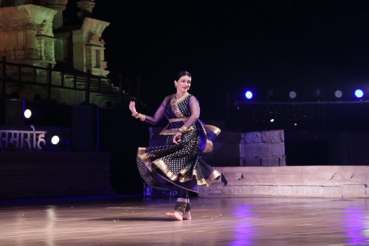 कथक ~ कथा कहे सो कथक 
Telling stories of God .Kathak is sublimely spiritual for me .I’m only aware of some divine connect when I’m performing on stage 😇pics from last night at #KhajurahoDanceFestival @MPTourism #pracheeshahpaandya #kathakdancer #actor