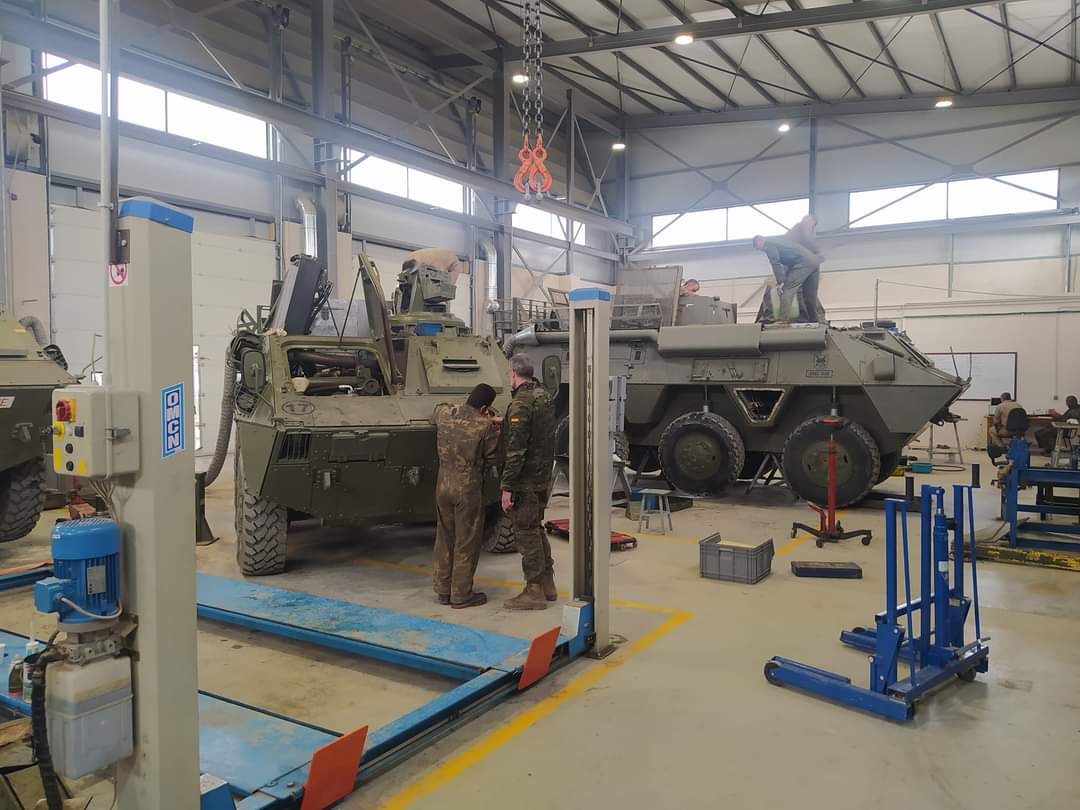 FUTER_ET's tweet photo. Las revisiones de mantenimiento 🛞🛠️ llevadas a cabo por la #AALOG21, permiten mantener las capacidades operativas #BPACIII "Ortiz de Zárate" #RIPAC5 "Zaragoza" #Paracaidistas🪂, con objeto de alcanzar la certificación antes de su despliegue @Libano🇱🇧
#BRIPAC
#UNIFIL_🇺🇳 https://t.co/Tn3TKHH8Qd
