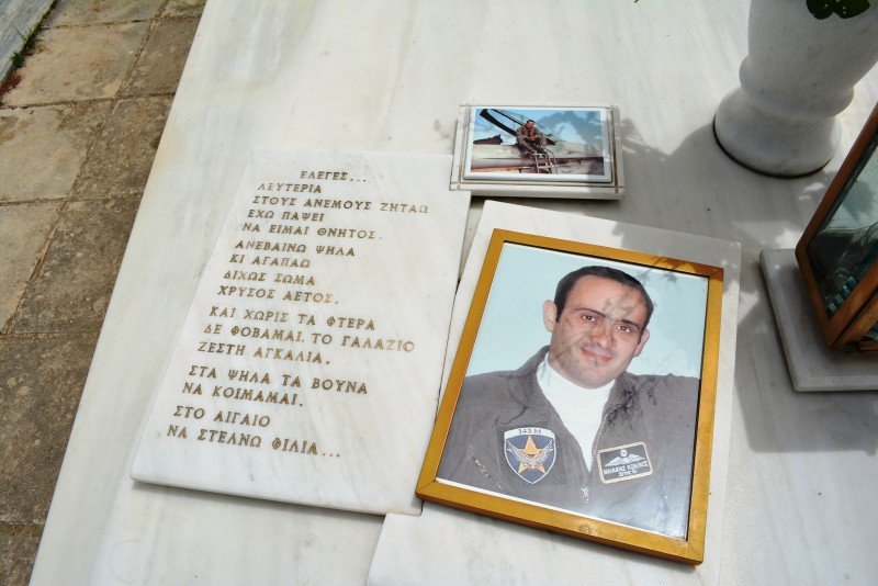 mirobolos's tweet image. Ο Κώστας Ηλιάκης όταν σήκωσε το f-16 για να αναχαιτίσει το δολοφόνο του, είχε ως εθνικό ταμπού την Συνεκμετάλλευση

Την περίοδο εκείνη Υπ. Εξωτερικών της Ελλάδας ήταν η Ντόρα Μπακογιάννη

Η επίσημη ανακοίνωση ανέφερε ...Ατύχημα