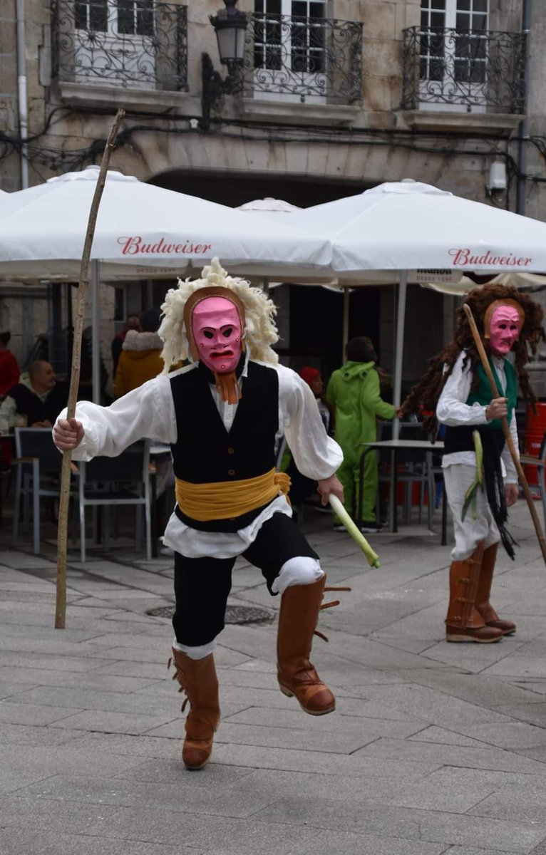 Chegou a última xornada deste #Entroido con saídas e carreiras do #merdeiro polas rúas e prazas da zona vella de #Vigo. Neste martes andaremos merdeirando en quenda de mañá e tarde durante unhas cantas horas. Moito ollo ás trasnadas... Comede merda, bebede mexo! Viva o merdeiro!