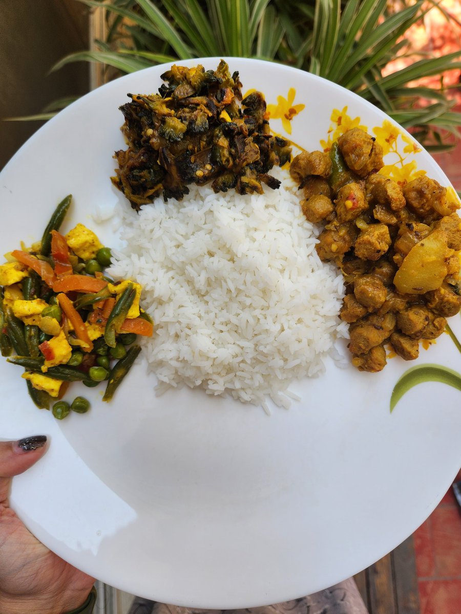 sohamjita1's tweet image. Paddu chutney for bf along with whey.

And mixed veg,soya chunks and bitter gourd stir-fry for lunch.