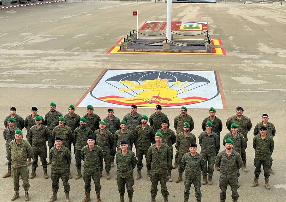 FUTER_ET's tweet photo. Las revisiones de mantenimiento 🛞🛠️ llevadas a cabo por la #AALOG21, permiten mantener las capacidades operativas #BPACIII "Ortiz de Zárate" #RIPAC5 "Zaragoza" #Paracaidistas🪂, con objeto de alcanzar la certificación antes de su despliegue @Libano🇱🇧
#BRIPAC
#UNIFIL_🇺🇳 https://t.co/Tn3TKHH8Qd