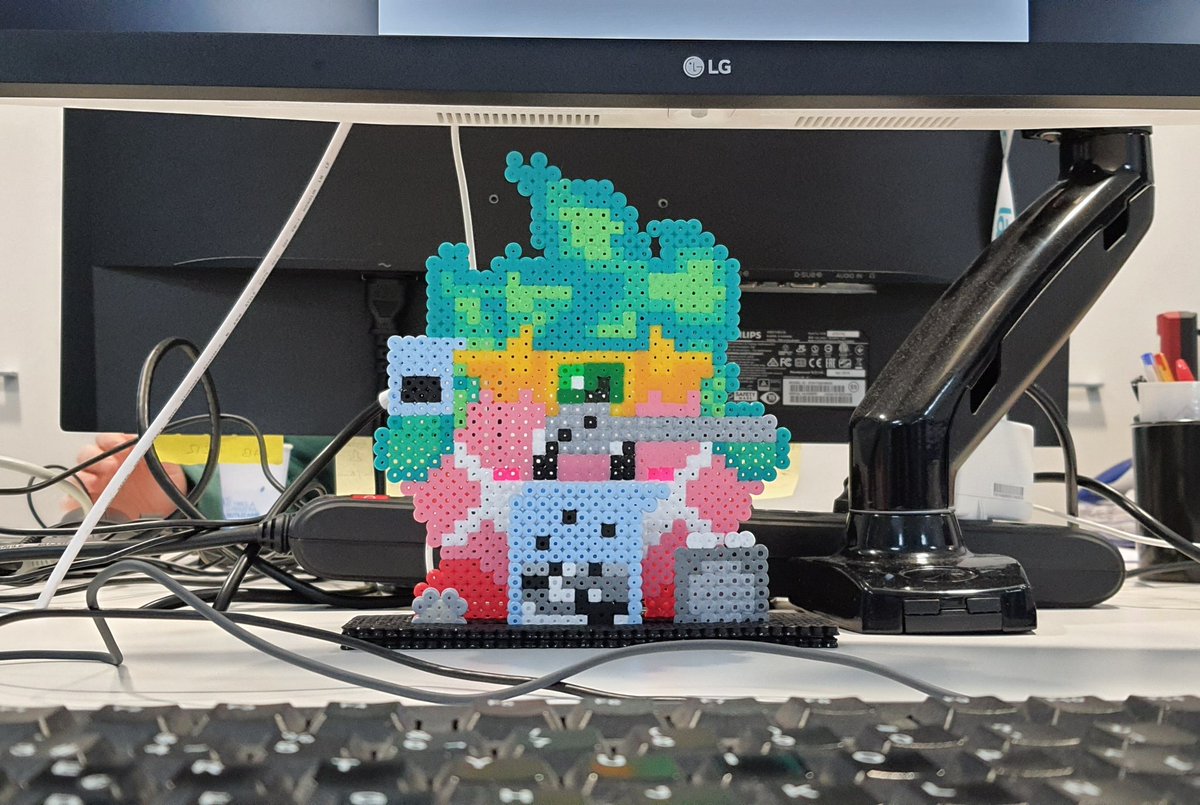 Emi_Seck's tweet photo. He hecho este hama standee de Kirby centefico (con el gorrito de plasma ya que trabajo en tema pilas) para ponerlo en mi oficina, ¿os gusta? 🥺👉🏻👈🏻 https://t.co/HnCtlf2SRM