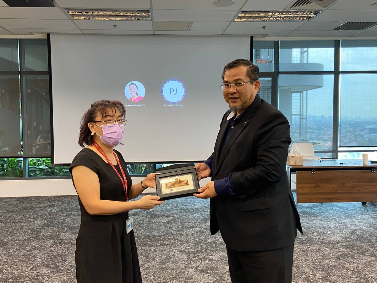 usim's tweet photo. Delegasi USIM yang diketuai Naib Canselor bersama pensyarah Bioteknologi Makanan, Fakulti Sains dan Teknologi melawat Pejabat Nestle di Petaling Jaya untuk melihat penghasilan produk makanan berasakan tumbuhan, Harvest Gourmet oleh Nestle.
#FSTUSIM https://t.co/RPFXk08BPs
