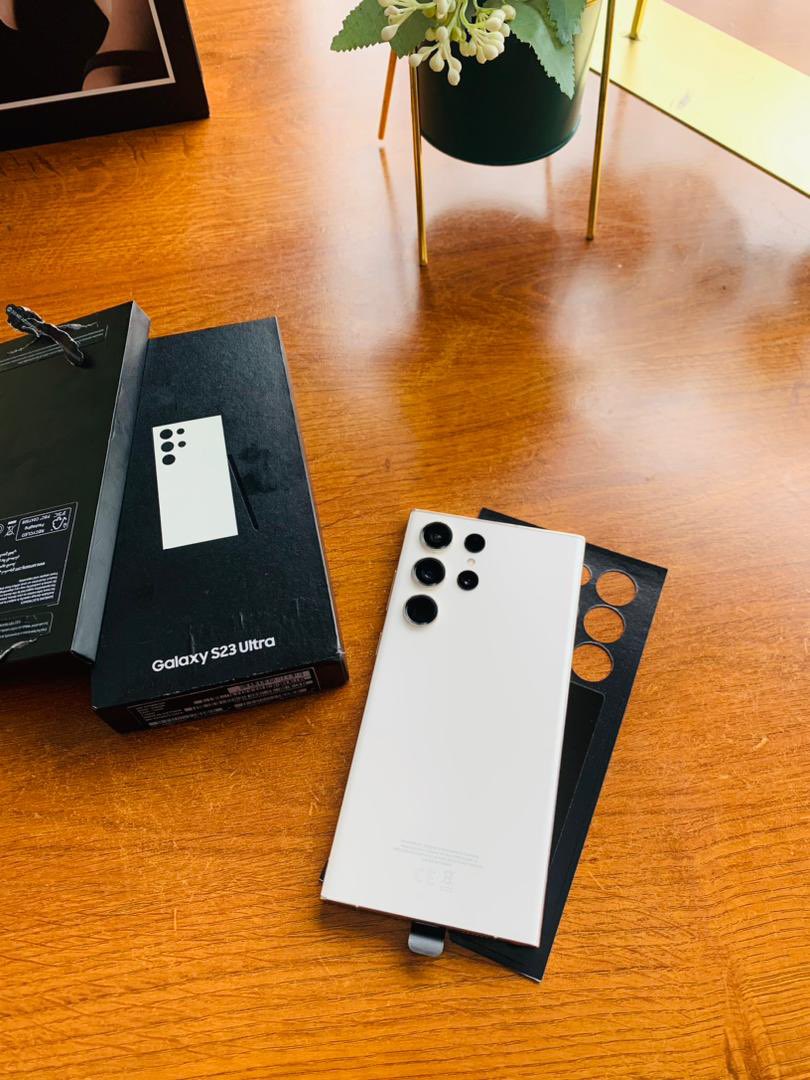 Berg_Muzo's tweet photo. Samsung S23 Ultra K26,000 neat as seen boxed.😊

ROM:256 GB
RAM:12GB

Na receipt epoili lol we bought a wrong valentine gift.💀💀 https://t.co/9k1Xc7JgyH