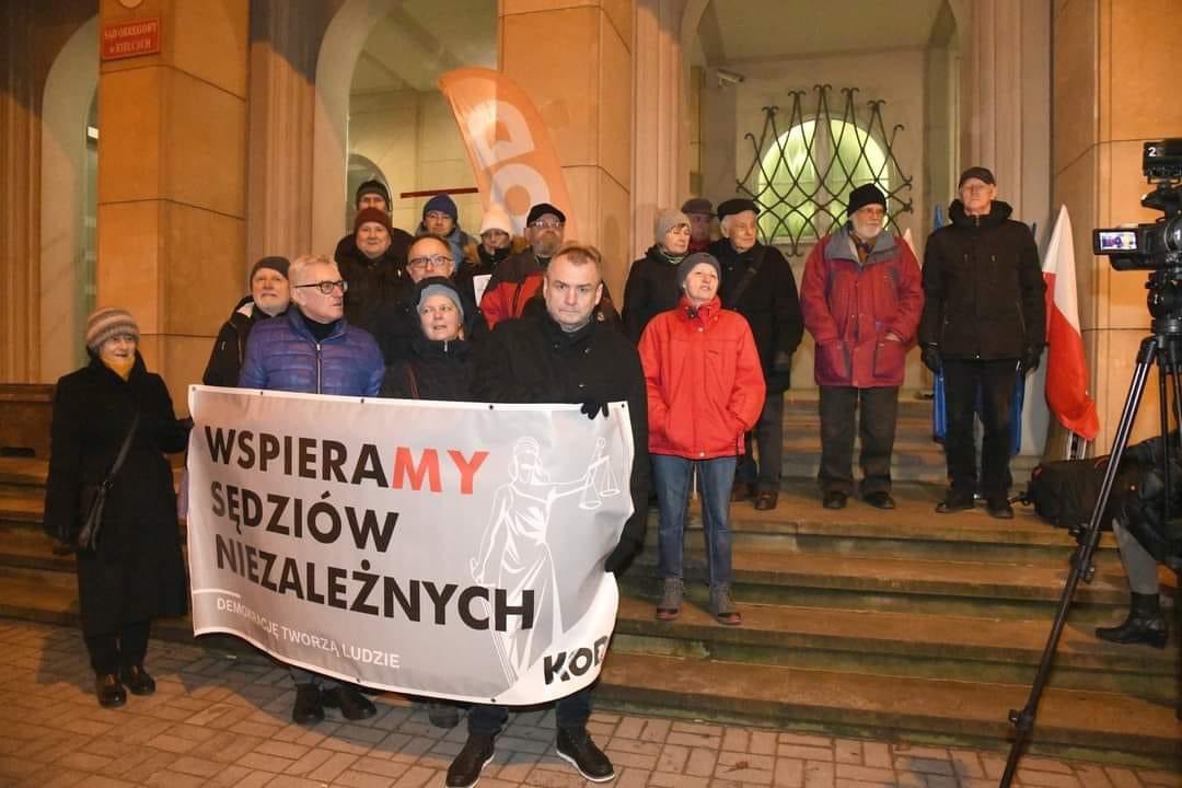 arturgierada's tweet photo. Wspieramy Sędziów Niezależnych❗️

Dziś, gdziekolwiek się obejrzymy, to widzimy nieudolność tej władzy. 

Nazywają się Prawo i Sprawiedliwość, ale wiemy, że nie są ani prawi, ani sprawiedliwi. Afera goni aferę. To się wydaje niepojęte, ten rząd powinien odejść.

Fot. Marek Mazurek https://t.co/A6p3oTu5Vx