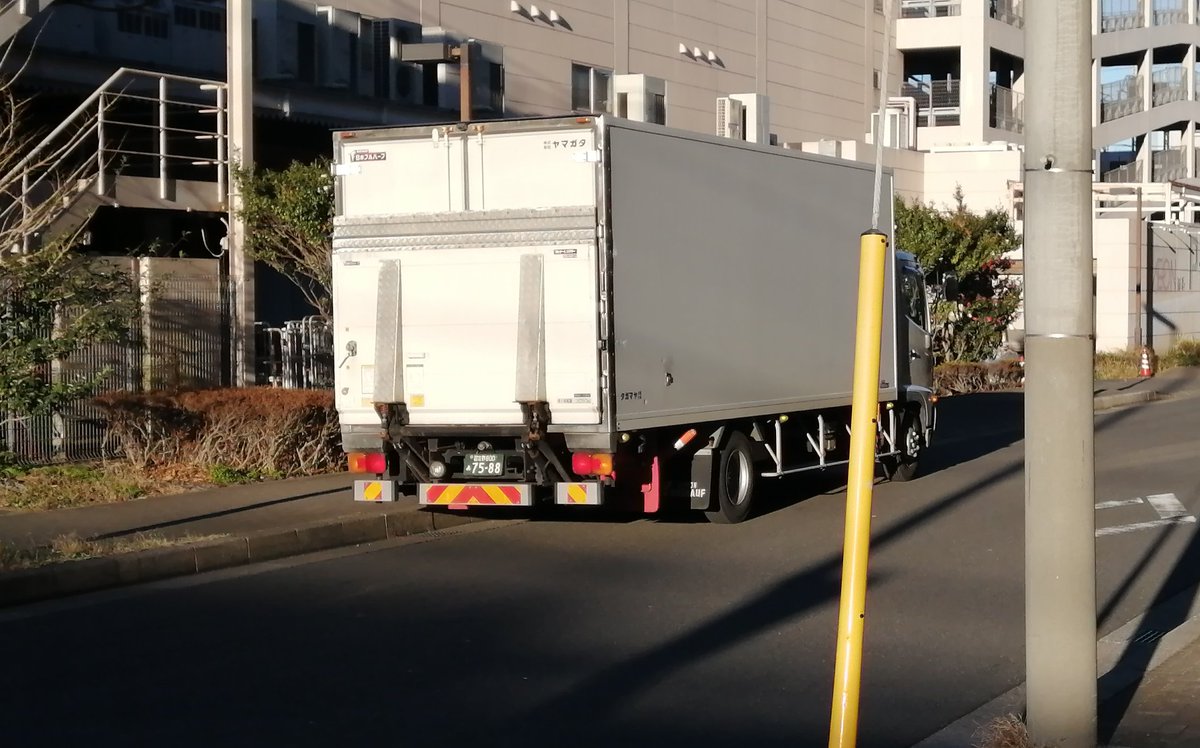 kyomaster52's tweet image. 妙典の大型スーパーへの搬入車。
搬入口の反対側に停めた宅配車に「そこに停められたら曲がれない！」搬入口から怒鳴ってた。
１回切り返せば曲がれるだけどなぁ。お互い仕事で駐車してるんだから譲り合えば良いのになぁ。
#イオン #迷惑駐車 #イオン市川妙典店