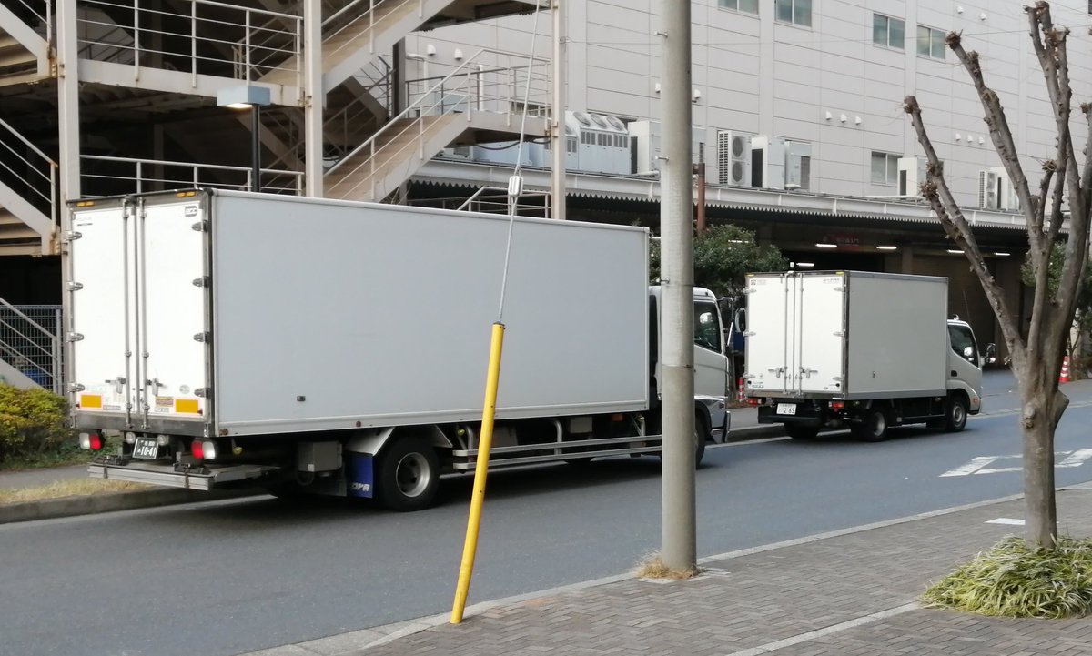 kyomaster52's tweet image. 妙典の大型スーパーへの搬入車。
搬入口の反対側に停めた宅配車に「そこに停められたら曲がれない！」搬入口から怒鳴ってた。
１回切り返せば曲がれるだけどなぁ。お互い仕事で駐車してるんだから譲り合えば良いのになぁ。
#イオン #迷惑駐車 #イオン市川妙典店