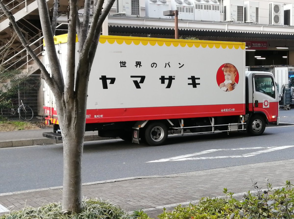 kyomaster52's tweet image. 妙典の大型スーパーへの搬入車。
搬入口の反対側に停めた宅配車に「そこに停められたら曲がれない！」搬入口から怒鳴ってた。
１回切り返せば曲がれるだけどなぁ。お互い仕事で駐車してるんだから譲り合えば良いのになぁ。
#イオン #迷惑駐車 #イオン市川妙典店