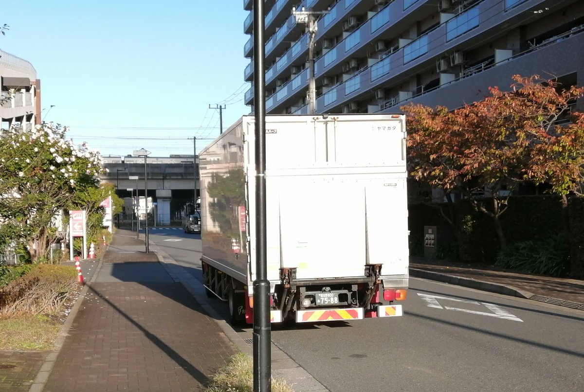 kyomaster52's tweet image. 妙典の大型スーパーへの搬入車。
搬入口の反対側に停めた宅配車に「そこに停められたら曲がれない！」搬入口から怒鳴ってた。
１回切り返せば曲がれるだけどなぁ。お互い仕事で駐車してるんだから譲り合えば良いのになぁ。
#イオン #迷惑駐車 #イオン市川妙典店