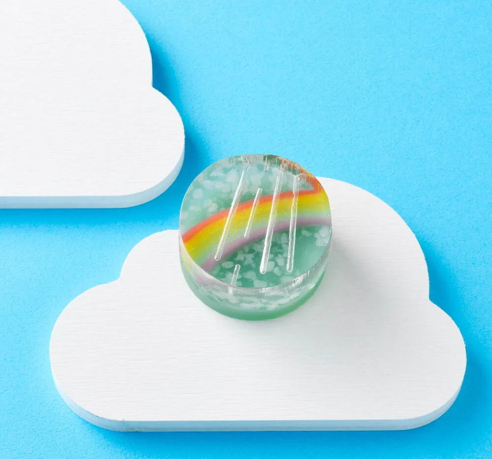 これが和菓子なんて信じられる！？まるで本物の虹な和菓子。