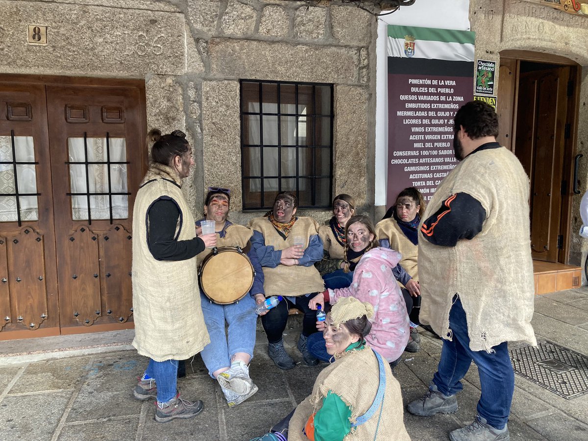 alaveradegredos's tweet photo. #LaVera #Peropalo2023 | Ya estamos en Villanueva para vivir el día grande de carnaval. Los burreros preparados !! 🥁🥁🥁 Cc @corchoquemao https://t.co/BgNPDjWVr5