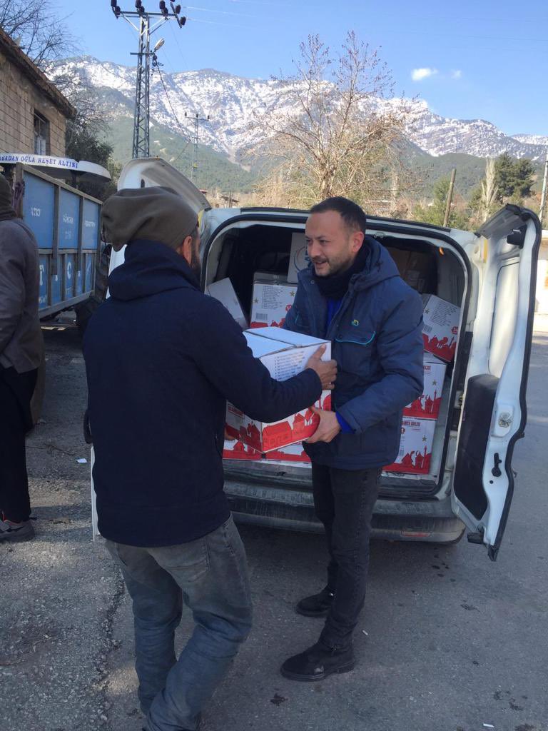 PTTKurumsal's tweet photo. Yardımsever milletimizin emanetlerini güvenle ihtiyaç sahiplerine ulaştırmaya devam ediyoruz.

Ülkemizin dört bir yanından gelen yardımlar, dağıtım merkezlerinden yola çıkarak gidecekleri yerlere ulaşıyor. Yaralarımızı sarana kadar durmak yok.

📍Hatay https://t.co/0xfH5XeNd5