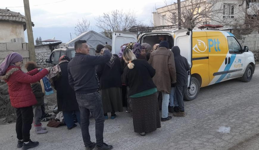PTTKurumsal's tweet photo. Yardımsever milletimizin emanetlerini güvenle ihtiyaç sahiplerine ulaştırmaya devam ediyoruz.

Ülkemizin dört bir yanından gelen yardımlar, dağıtım merkezlerinden yola çıkarak gidecekleri yerlere ulaşıyor. Yaralarımızı sarana kadar durmak yok.

📍Hatay https://t.co/0xfH5XeNd5