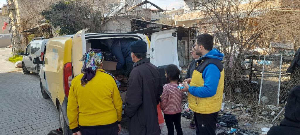 PTTKurumsal's tweet photo. Yardımsever milletimizin emanetlerini güvenle ihtiyaç sahiplerine ulaştırmaya devam ediyoruz.

Ülkemizin dört bir yanından gelen yardımlar, dağıtım merkezlerinden yola çıkarak gidecekleri yerlere ulaşıyor. Yaralarımızı sarana kadar durmak yok.

📍Hatay https://t.co/0xfH5XeNd5