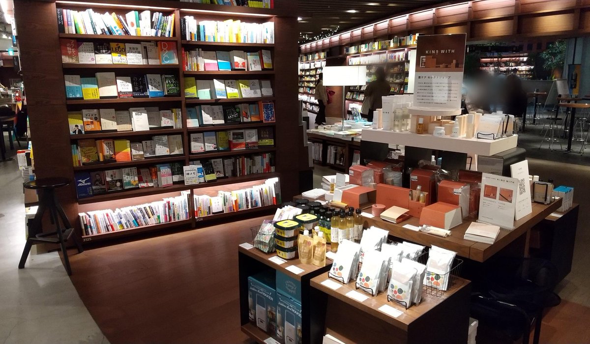 k_ikeda1127's tweet photo. ｢住む街｣選びのポイントは？🧐
ショッピングセンター、飲食店、学校、病院etc
最寄駅＆勤務先へのアクセスや生活施設の有無は、物件探しの大きなポイントで���🏘️
私の場合は書店＆図書館です📚️
休日の大半を本屋で過ごし(笑)、年間100冊以上の本を読む私にとって｢本のある生活｣は必須条件です😆 https://t.co/kFfJSWWXaY