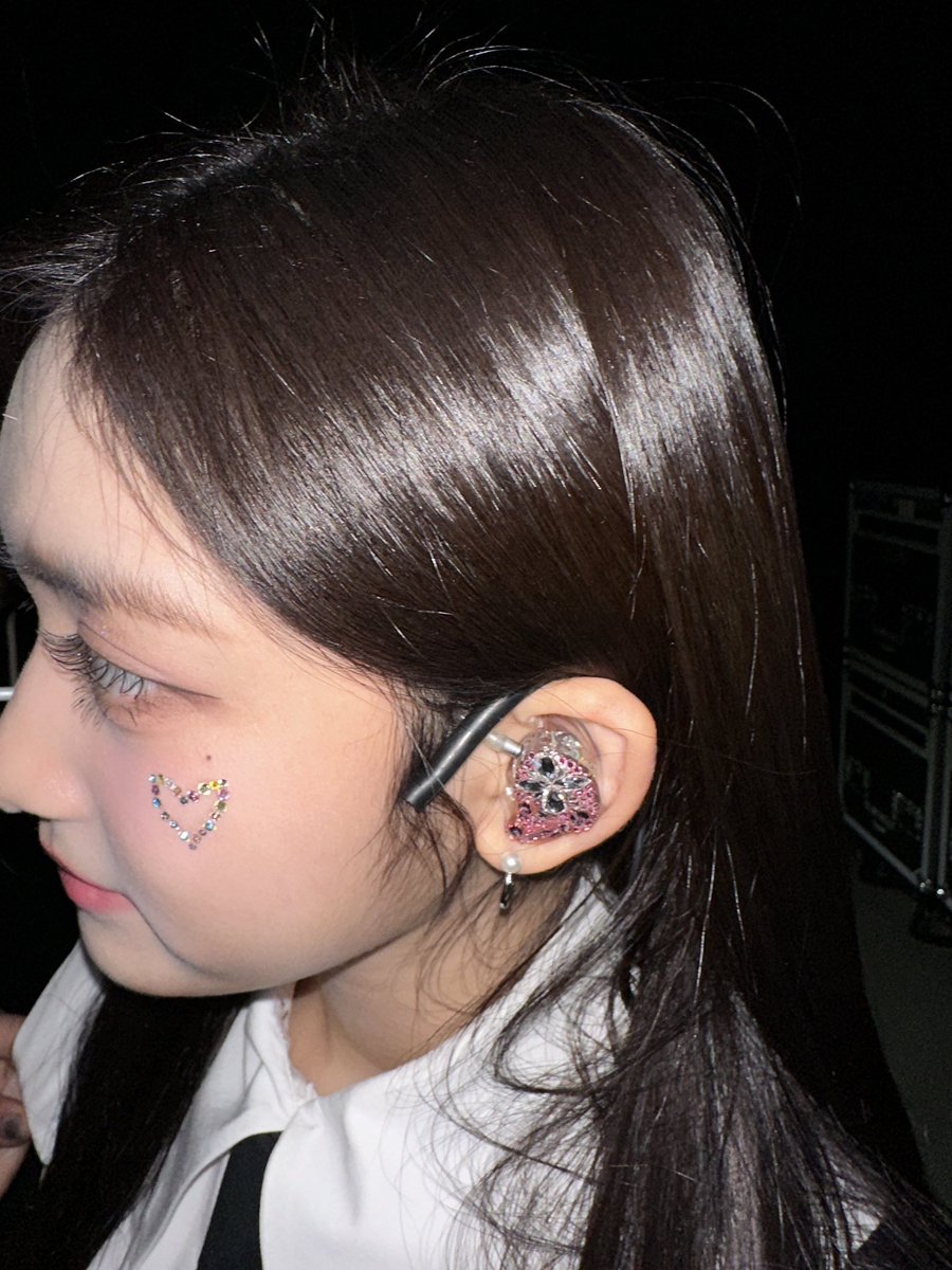 irohazoka's tweet photo. happy dearest birthday (again) our baby hyunseo..! may today treated you well, and may life be good to you. I'll never forget how precious you are to me. let’s keep celebrating birthdays together 💗 also, stop loving nnie so much!! only I'm allowed to love you! @iveleeseoi https://t.co/p2kJesmiam