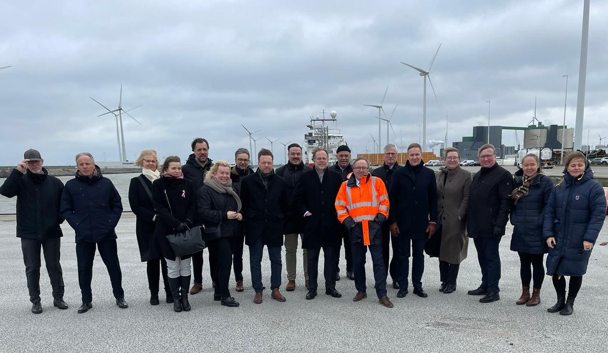 pliitto's tweet photo. @GroningerHavens on osallistunut 18 merellisen tuulivoimalan rakentamiseen Pohjanmerellä. Delegaatio Pohjanmaalta tutustuu parhaillaan alueen kokemuksiin merellisen tuulivoiman rakentamisesta ja haluaa oppia näistä kokemuksista.
💨Lue lisää: https://t.co/Q4ovwFQxv4 https://t.co/0a4gHns344