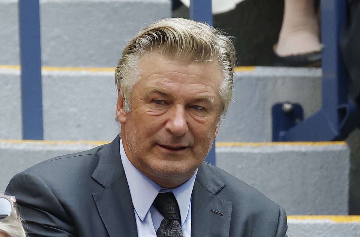La Fiscalía estadounidense rebajó los cargos presentados contra el actor Alec Baldwin por homicidio involuntario #people #gente