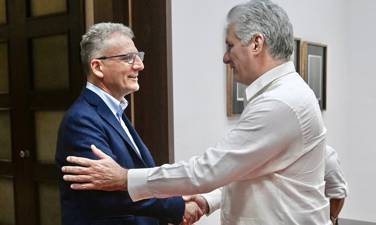 maxsmeriglio's tweet image. Il mio secondo incontro con il Presidente della Repubblica di #Cuba @DiazCanelB 
Mi trovo nel paese caraibico per la Fiera Internazionale del libro de L’ #Avana. 
Un evento straordinario a cui partecipano migliaia di persone e di giovani. 
Una grande emozione 
Grazie #Cuba! 🇨🇺