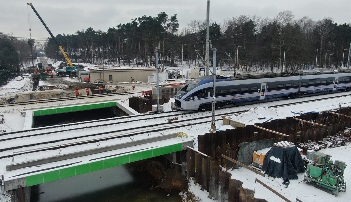 PKP_PLK_SA's tweet photo. Bezkolizyjne skrzyżowania zapewnią większy poziom bezpieczeństwa w ruchu 🚄 i 🏎️ na linii #Koluszki - #Łódź Fabryczna. PLK SA są na półmetku budowy tuneli pod torami w #Andrespol oraz #Gałków. #FunduszeUE #POIiŚ https://t.co/j581W1eqeU